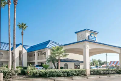 Photo 2 - Days Inn & Suites by Wyndham Winnie