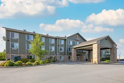 Photo 2 - Comfort Suites Anchorage International Airport