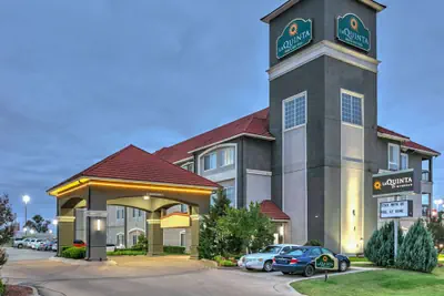 Photo 2 - La Quinta Inn & Suites by Wyndham Tulsa Airpt / Expo Square