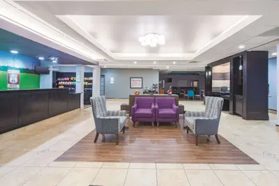 Photo 3 - La Quinta Inn & Suites by Wyndham Tulsa Airpt / Expo Square