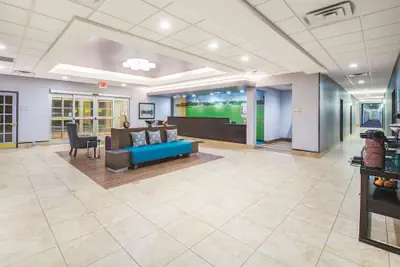 Photo 4 - La Quinta Inn & Suites by Wyndham Tulsa Airpt / Expo Square