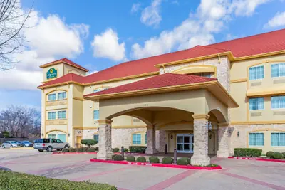 Photo 2 - La Quinta Inn & Suites by Wyndham Ennis