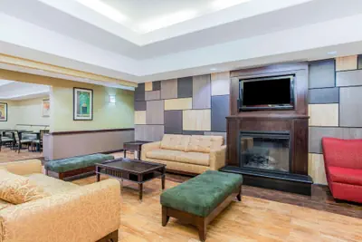Photo 3 - La Quinta Inn & Suites by Wyndham Ennis