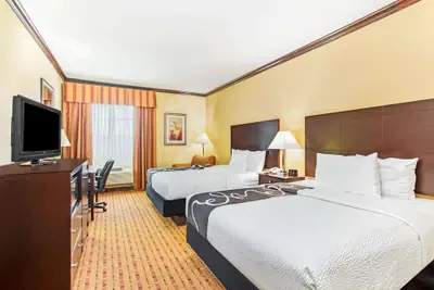 Photo 5 - La Quinta Inn & Suites by Wyndham Ennis
