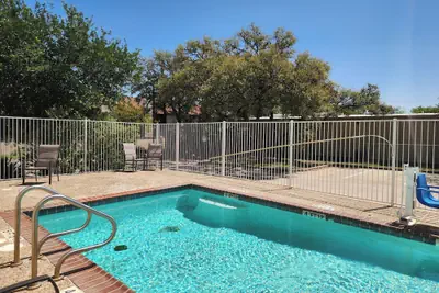 Photo 2 - Baymont by Wyndham San Antonio Airport