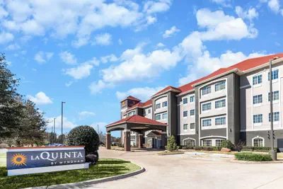 Photo 2 - La Quinta Inn & Suites by Wyndham Mt. Pleasant