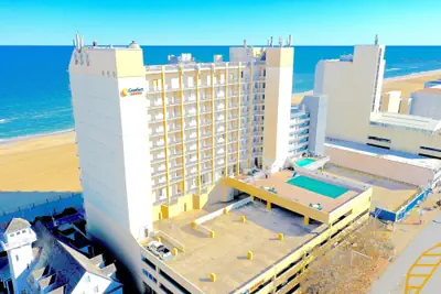 Photo 2 - Comfort Suites Beachfront