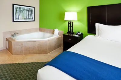 Photo 3 - Holiday Inn Express & Suites Newport S by IHG