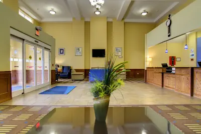 Photo 2 - Holiday Inn Express Hotel & Stes Kansas City Sports Complex by IHG