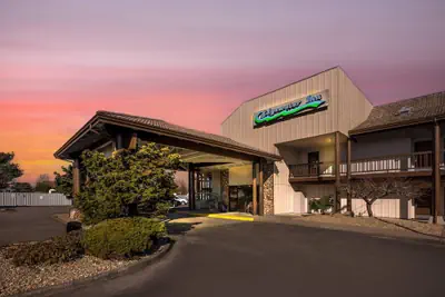 Photo 2 - Edgewater Inn and Suites, an Ascend Collection Hotel