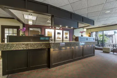 Photo 4 - Lamplighter Inn & Suites - South