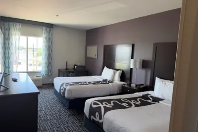 Photo 2 - La Quinta Inn & Suites by Wyndham DFW Airport West - Euless