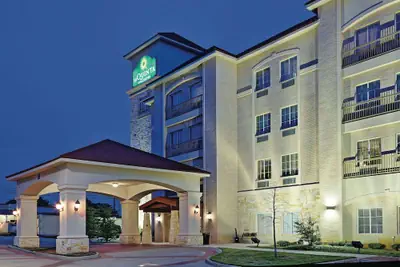 Photo 2 - La Quinta Inn & Suites by Wyndham DFW Airport West - Euless