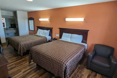 Photo 4 - Hillcrest Inn & Suites