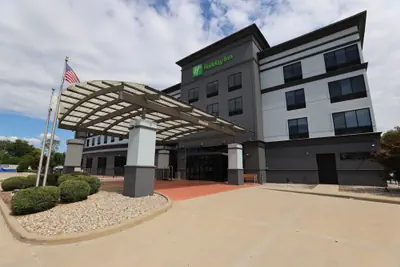 Photo 2 - Holiday Inn St. Louis Fairview Heights by IHG