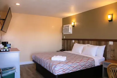 Photo 3 - Colonial Inn Motel