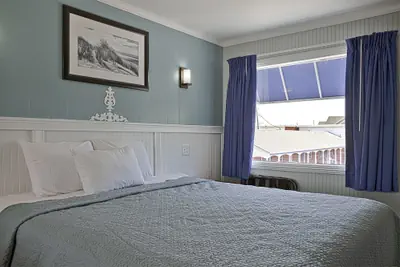 Photo 4 - Colonial Inn Motel