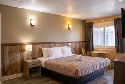 Photo 4 - Colonial Inn Motel