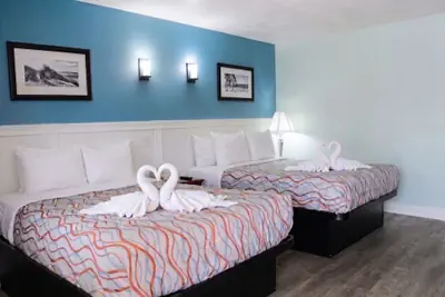 Photo 5 - Colonial Inn Motel