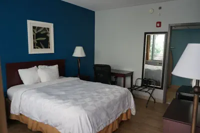 Photo 5 - Waterfront Inn PHL Airport