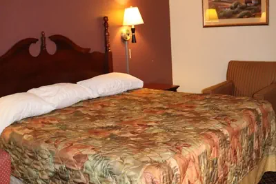 Photo 5 - Battlefield Inn Springfield