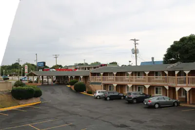 Photo 2 - Battlefield Inn Springfield