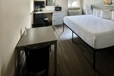 Photo 5 - Price Pointe Inn