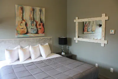Photo 2 - Price Pointe Inn