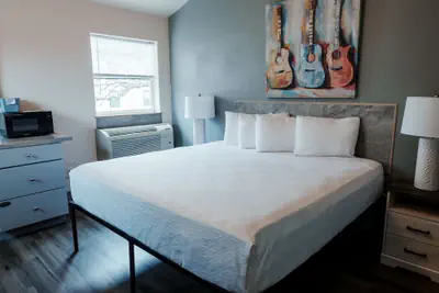 Photo 4 - Price Pointe Inn