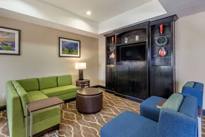 Photo 3 - Comfort Inn & Suites Paris