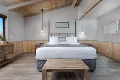 Photo 4 - Sky Ranch Lodge