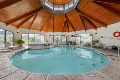 Photo 2 - Best Western Plus Swiss Chalet Hotel & Suites