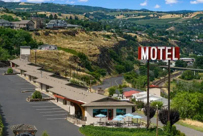 Photo 2 - Celilo Inn