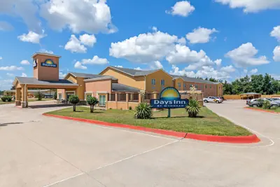 Photo 2 - Days Inn by Wyndham Rockdale Texas