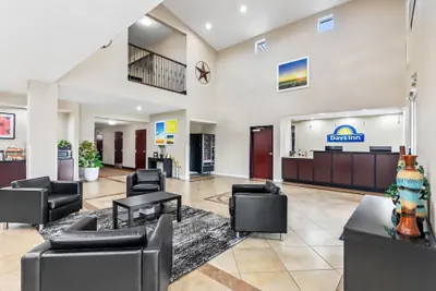 Photo 4 - Days Inn by Wyndham Rockdale Texas