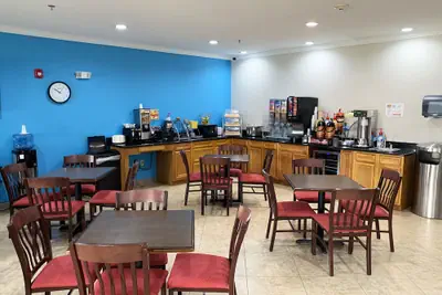 Photo 3 - Days Inn & Suites by Wyndham Cabot