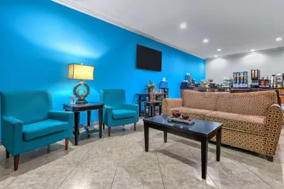 Photo 4 - Days Inn & Suites by Wyndham Cabot