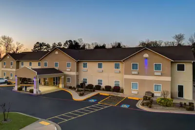 Photo 2 - Days Inn & Suites by Wyndham Cabot