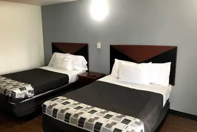 Photo 4 - Regency Inn