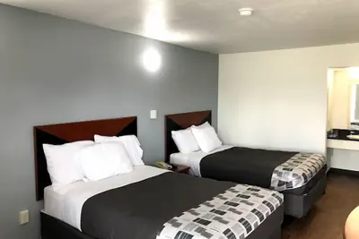 Photo 3 - Regency Inn