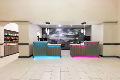 Photo 3 - La Quinta Inn & Suites by Wyndham Ft. Worth - Forest Hill TX