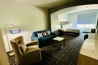 Photo 4 - La Quinta Inn & Suites by Wyndham Ft. Worth - Forest Hill TX