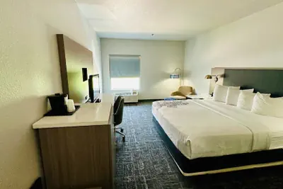 Photo 5 - La Quinta Inn & Suites by Wyndham Ft. Worth - Forest Hill TX