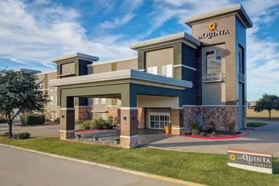 Photo 2 - La Quinta Inn & Suites by Wyndham Ft. Worth - Forest Hill TX