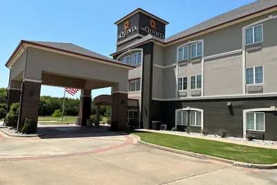 Photo 2 - La Quinta Inn & Suites by Wyndham Sulphur Springs
