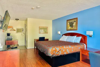 Photo 3 - Hampton Motor Inn