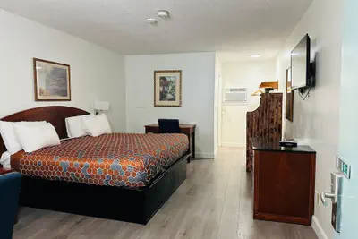 Photo 5 - Hampton Motor Inn