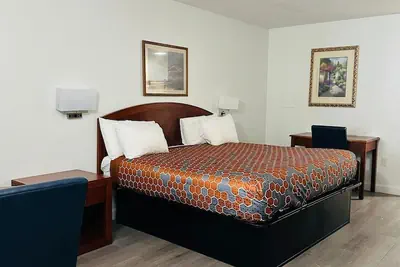Photo 2 - Hampton Motor Inn