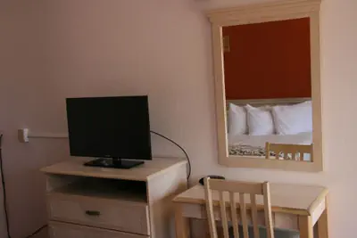 Photo 5 - Royal Crest Motel