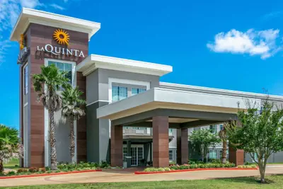 Photo 2 - La Quinta Inn & Suites by Wyndham Jacksonville TX